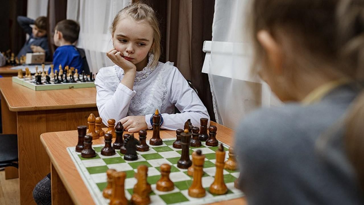 Увлечься игрой в шахматы. Шахматы для детей. Дети играют в шахматы. Шахматы для девочек.