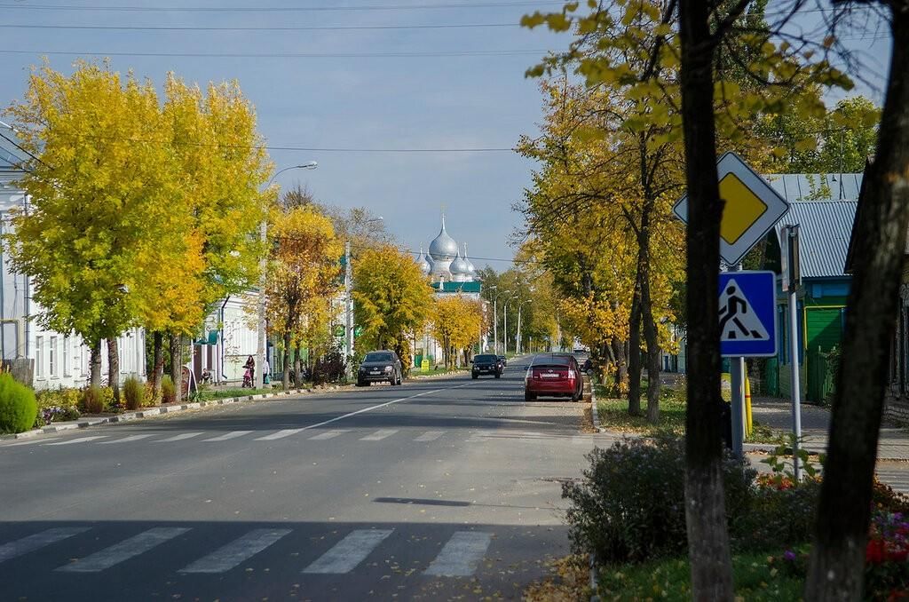 Ростов октября. Ростов Великий улица Ленина. Покровская улица Ростов Великий. Ростов Великий улочки. Ростов Ярославская область улицы.