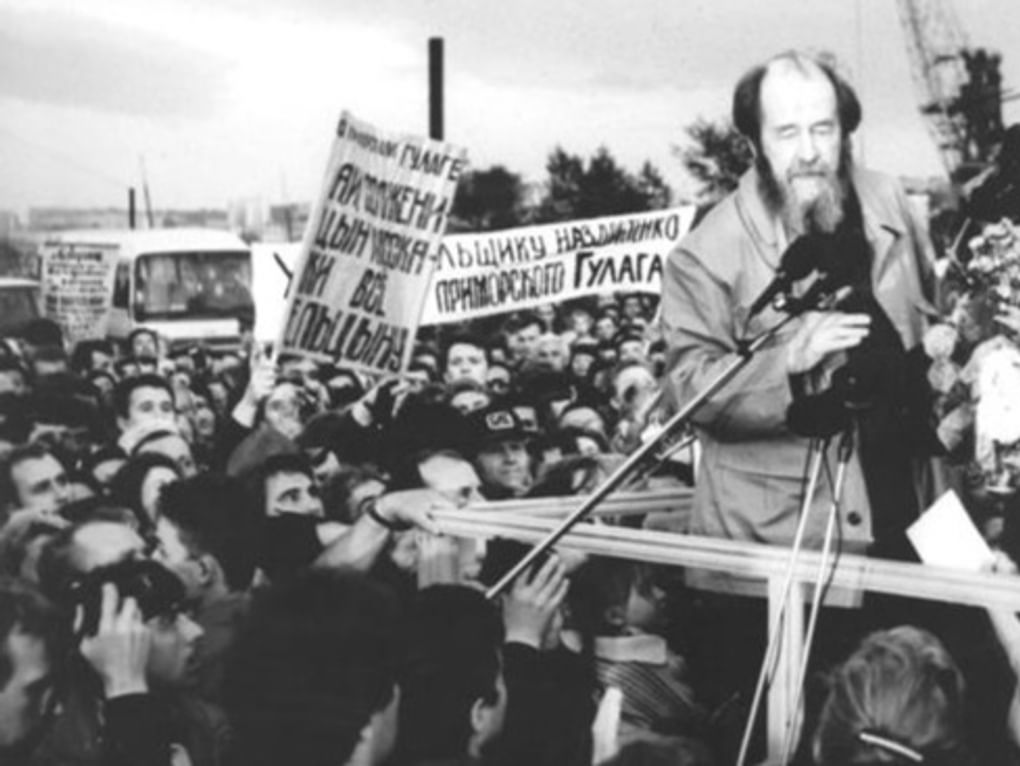 Возвращение на родину. Встреча Александра Солженицына во Владивостоке. 27 мая 1994. Фотография: solzhenitsyn.ru
