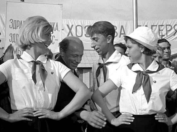 Кадр из художественного фильма Элема Климова «Добро пожаловать, или Посторонним вход воспрещен» (1964)