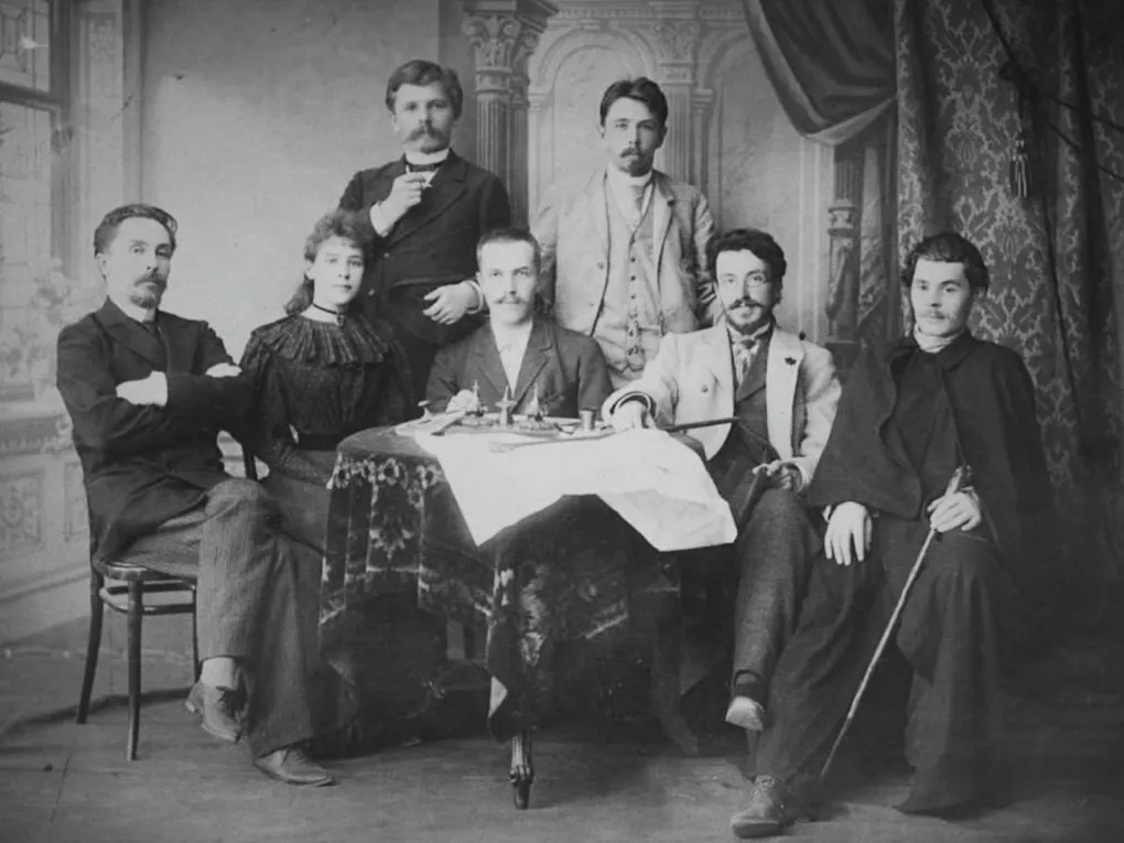 Максим Горький (справа) в группе сотрудников редакции «Самарской газеты». 1895 год. Фотография: Климовский историко-краеведческий музей, Подольск, Московская область