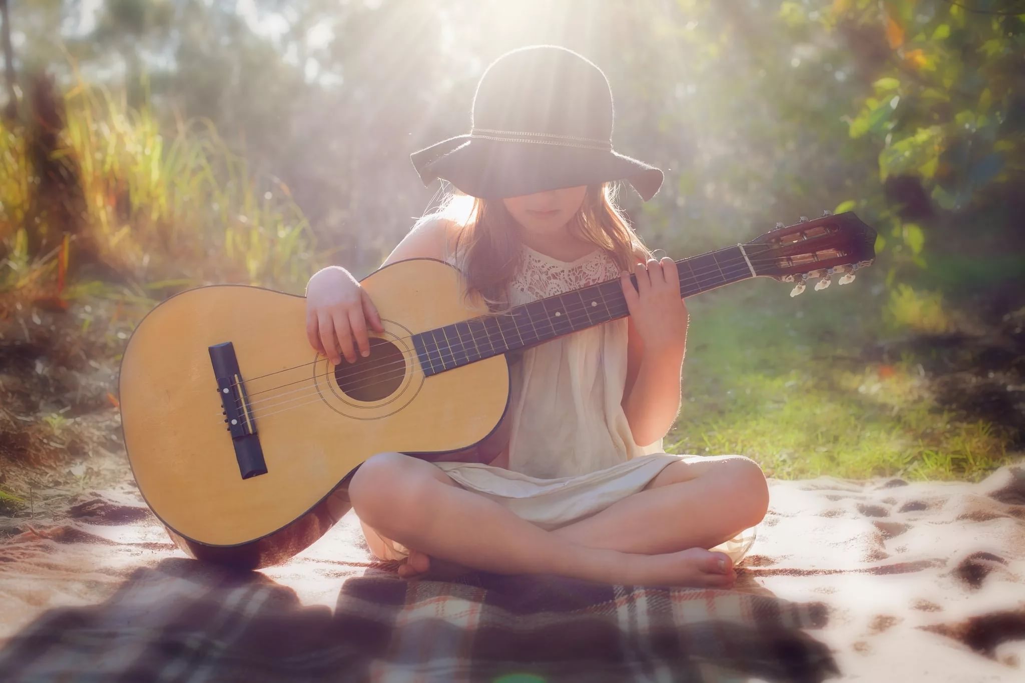 Слушать музыку гитары для души. Красивая девушка с гитарой. Девочка с гитарой. Фотосессия с гитарой. Девушка с акустической гитарой.