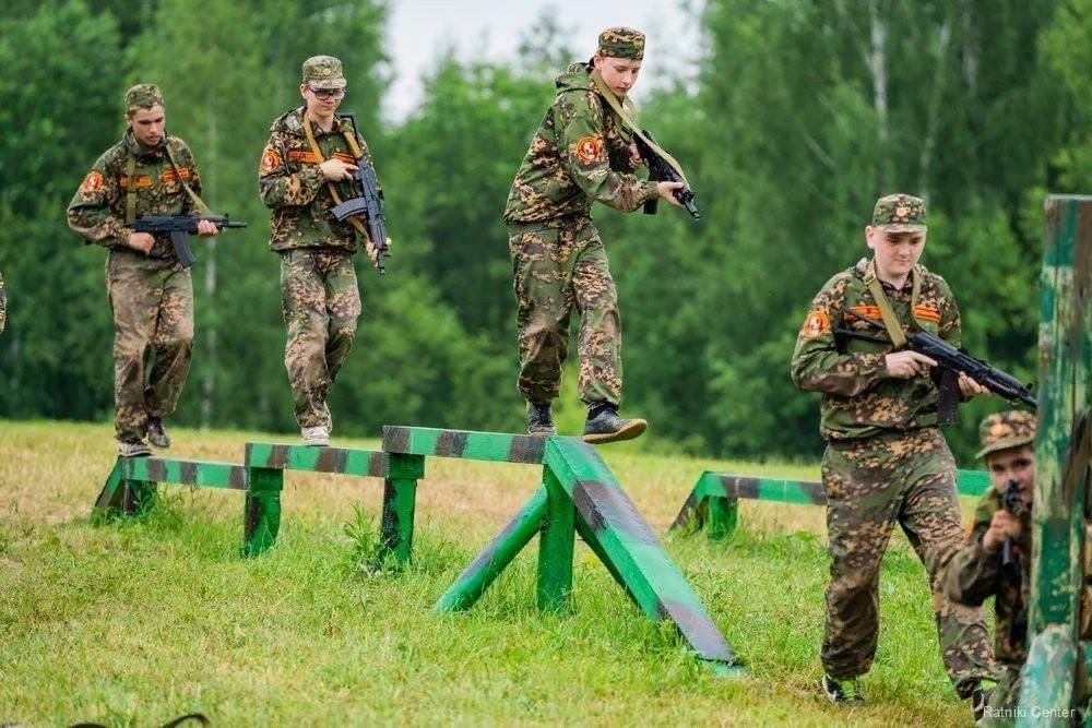 Солдаты занимаются спортом