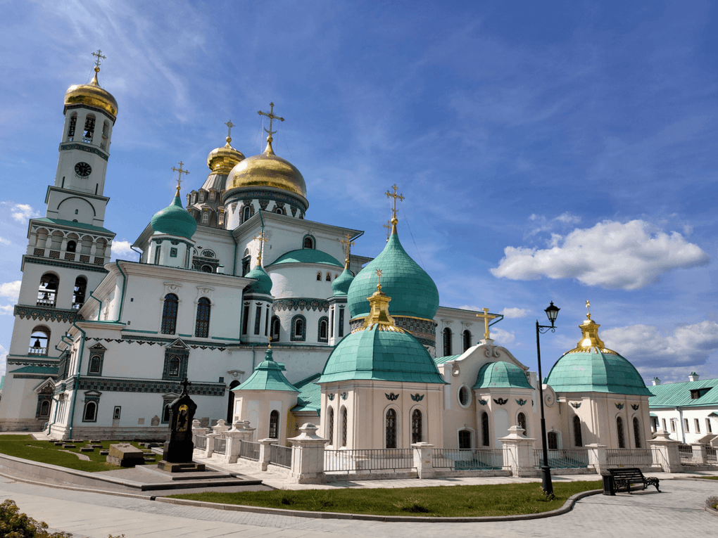 Ансамбль Воскресенского Ново-Иерусалимского ставропигиального мужского монастыря. Истра, Московская область. Фотография: Akira Talos / <a href="https://commons.wikimedia.org/wiki/File:%D0%98%D1%81%D1%82%D1%80%D0%B0,_%D0%9D%D0%BE%D0%B2%D0%BE-%D0%98%D0%B5%D1%80%D1%83%D1%81%D0%B0%D0%BB%D0%B8%D0%BC%D1%81%D0%BA%D0%B8%D0%B9_%D0%BC%D0%BE%D0%BD%D0%B0%D1%81%D1%82%D1%8B%D1%80%D1%8C,_26.07.2024_(2).jpg" target="_blank" rel="noopener">Wikimedia Commons</a> / <a href="https://creativecommons.org/licenses/by-sa/4.0/" target="_blank" rel="noopener">CC BY-SA 4.0</a>