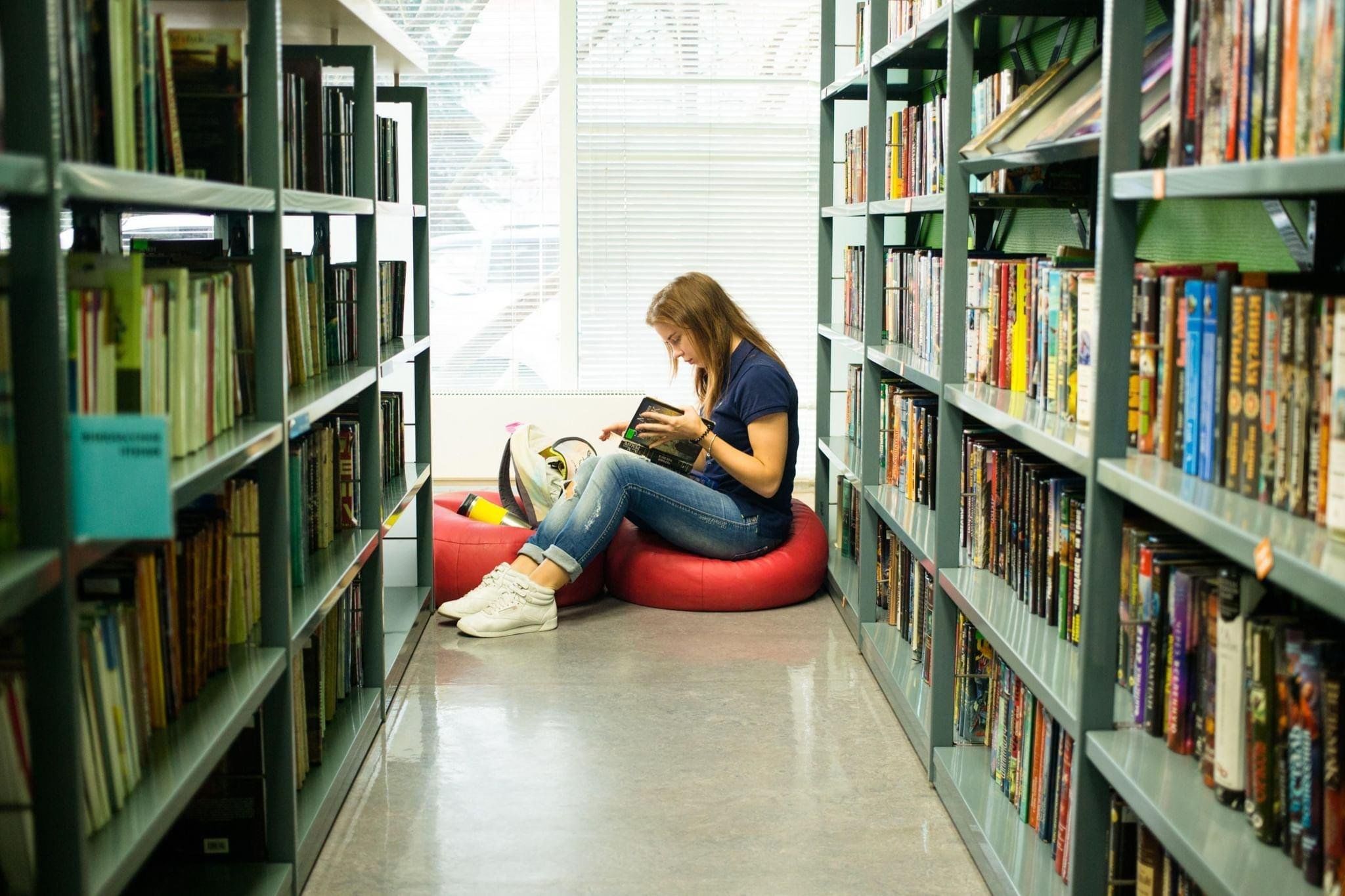 Библиотека запустила проект. Читатели в библиотеке. Современный читатель. Молодежь и книга. Люди в библиотеке.