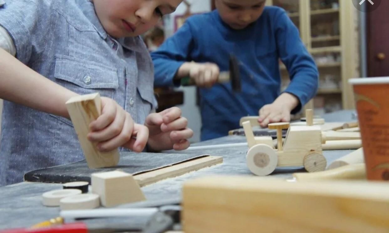 Начальная школа уроки труда. Дети мастерят из дерева. Столярный мастер класс для детей. Столярное дело для детей. Столярный кружок для мальчиков.