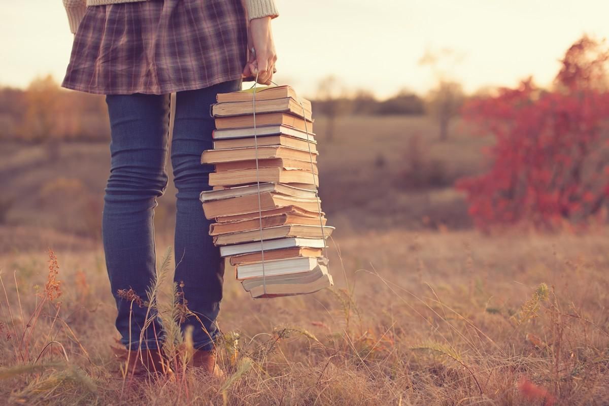 Девушка со стопкой книг