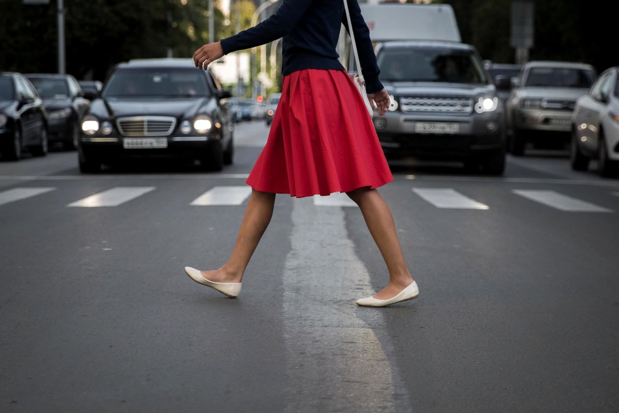Переход дорого. Пешеход. Девушка переходит дорогу. Девушка на пешеходном переходе. Перебегает дорогу.
