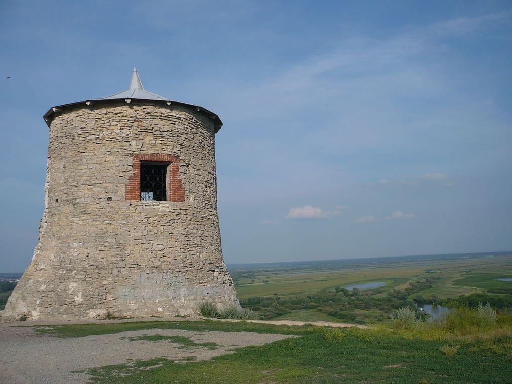 Крепостная башня, Чертово городище, Елабужский государственный историко-архитектурный и художественный музей-заповедник, Елабуга, Республика Татарстан. Фотография: Ekaterina Shardakova / <a href="https://commons.wikimedia.org/w/index.php?curid=28117691" target="_blank" rel="noopener">commons.wikimedia</a> / <a href="https://creativecommons.org/licenses/by-sa/3.0" target="_blank" rel="noopener">CC BY-SA 3.0</a>