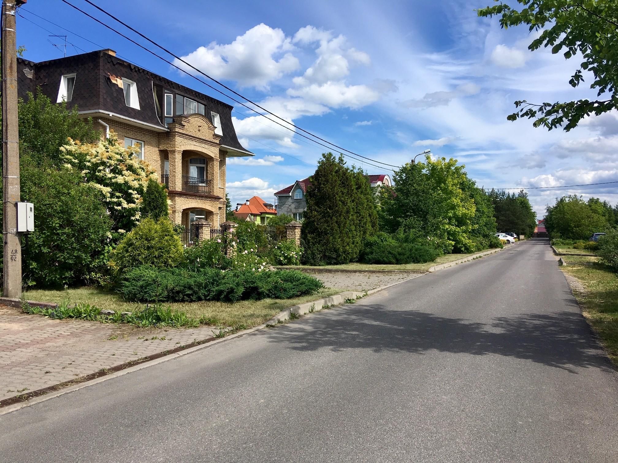 Улица пгт. Улица в поселке. Улица в пгт. Улица красивая пос Прибрежный. Летняя улица посёлка.