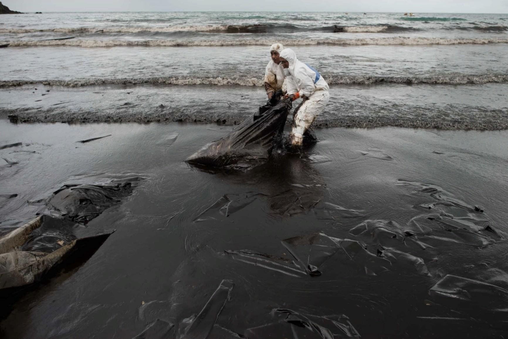 Забытая вода. Загрязнение воды нефтепродуктами. Загрязнение нефтью. Загрязнение окружающей среды нефтепродуктами. Воды загрязненные нефтью.