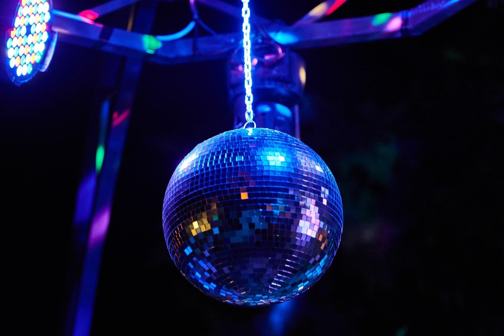 Disco. Диско шар. Шар для дискотеки. Зеркальный шар для дискотеки. Дискотечный шарик.