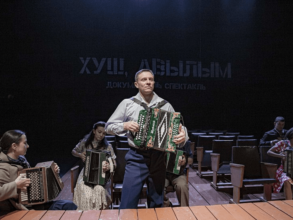 Сцена из спектакля Айдара Заббарова «Я не вернусь». Татарский государственный академический театр имени Г. Камала, Казань. Фотография: <a href="https://kamalteatr.ru/about-the-theatre/repertoire/khush-avylym-/" target="_blank">kamalteatr.ru</a>