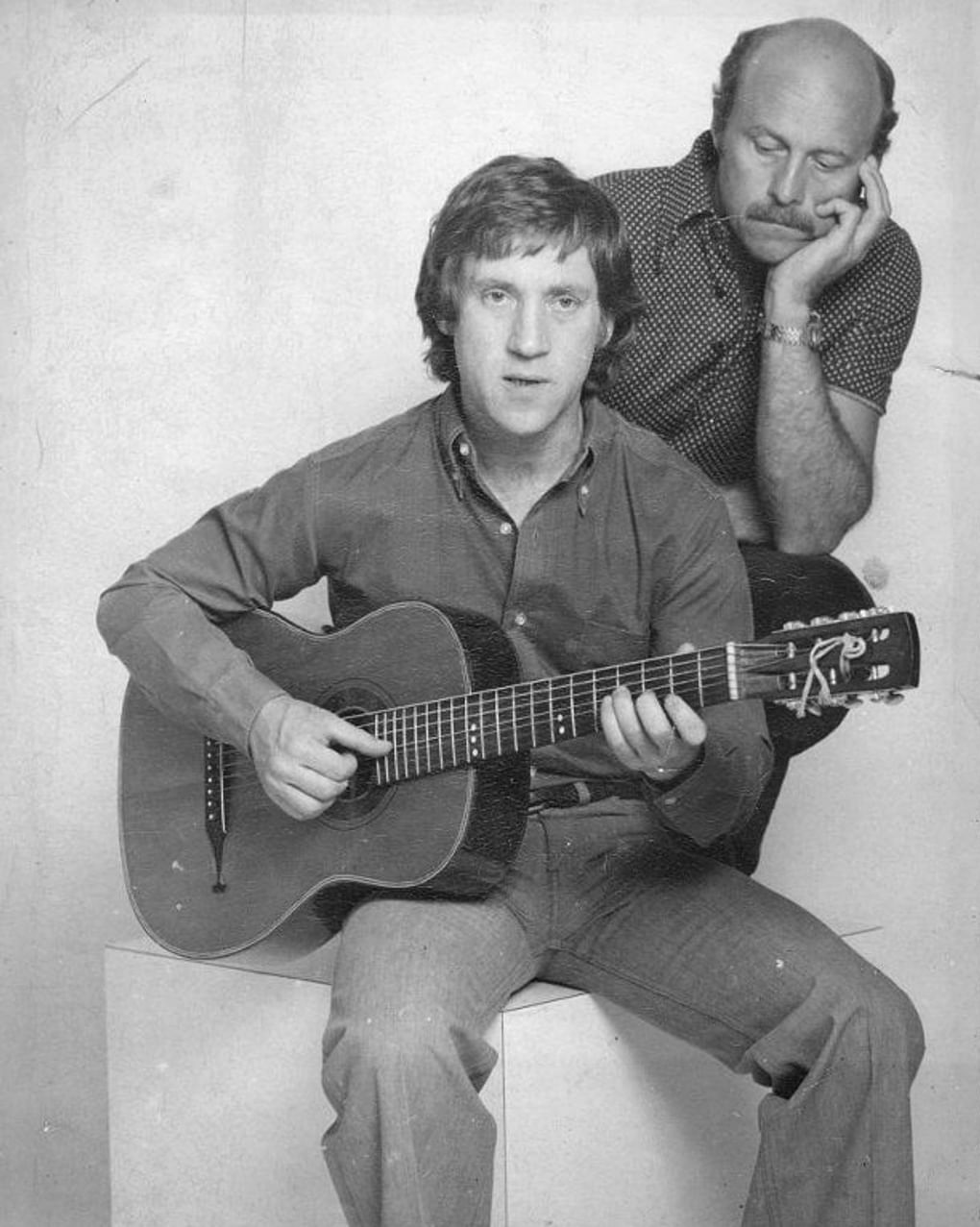 Станислав Говорухин (справа) и актер Владимир Высоцкий. 1975 год. Фотография: Валерий Плотников / Государственный центральный музей кино, Москва