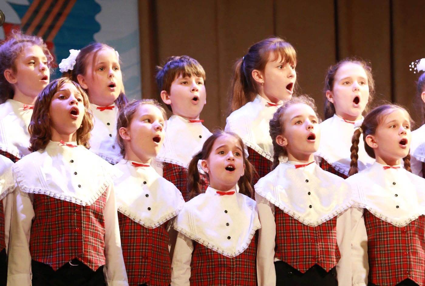 Школе песня поют дети. Детский хор. Хоровое пение. Дети поют в Хоре. Хор поет.