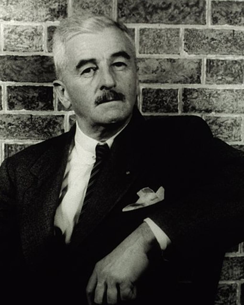 Писатель Уильям Фолкнер. 1954 год. Фотография: Карл ван Вехтен / <a href="https://commons.wikimedia.org/wiki/File:Carl_Van_Vechten_-_William_Faulkner.jpg" target="_blank" rel="noopener">Wikimedia Commons</a> / <a href="https://creativecommons.org/publicdomain/mark/1.0/deed.ru" target="_blank" rel="noopener">Public Domain</a>