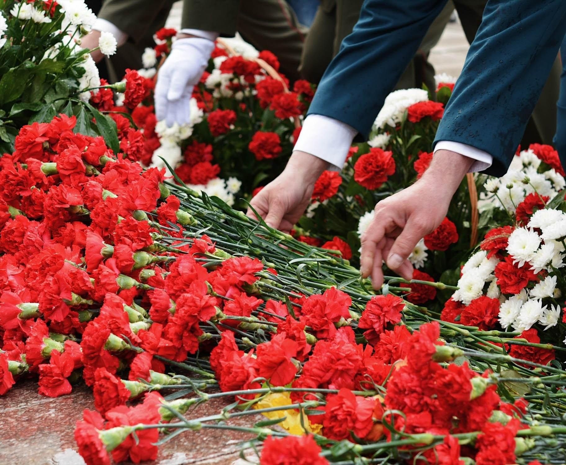 Сценарии митинг памяти. Возложение венков к памятникам погибших в ВОВ. Возложение цветов. Возложение цветов к памятнику. День Победы возложение цветов.