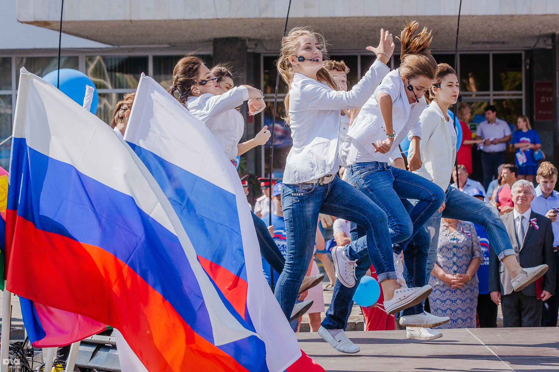 Почему сегодня день россии. С днём России 12 июня. С праздником день России. День России празднование. Молодежь с флагом России.