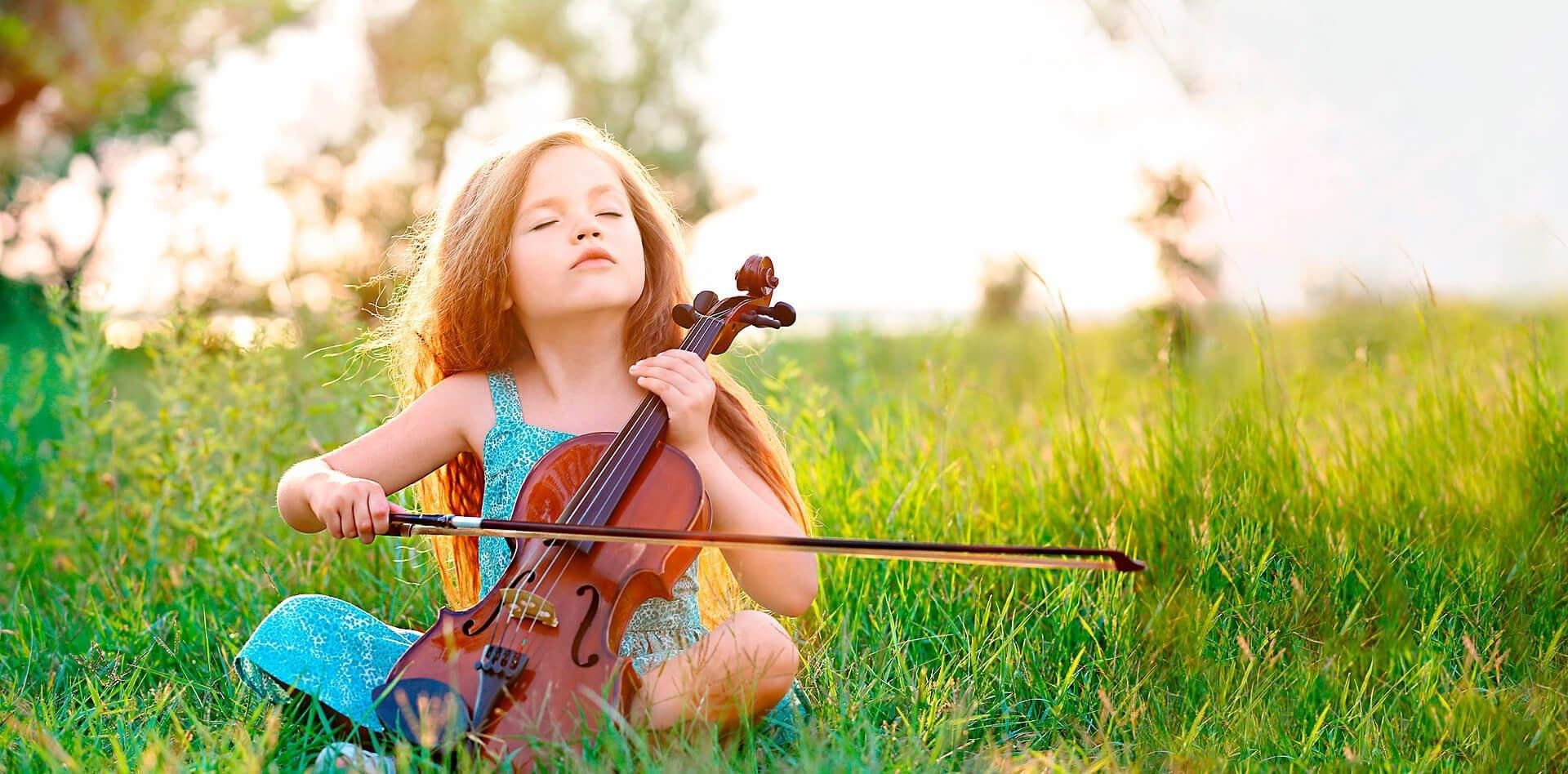 Песни малышам лето. Скрипка для детей. Девочка со скрипкой. Скрипка на природе. Ребенок играет на скрипке.