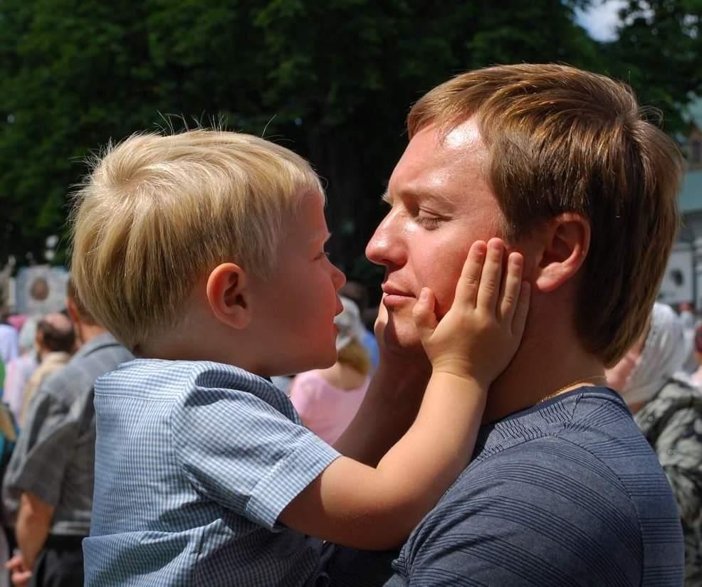 Сын тысячи отцов. Отец и сын. Детям о папе. Фотосессия Россия с сыном. Мужчина с сыном.