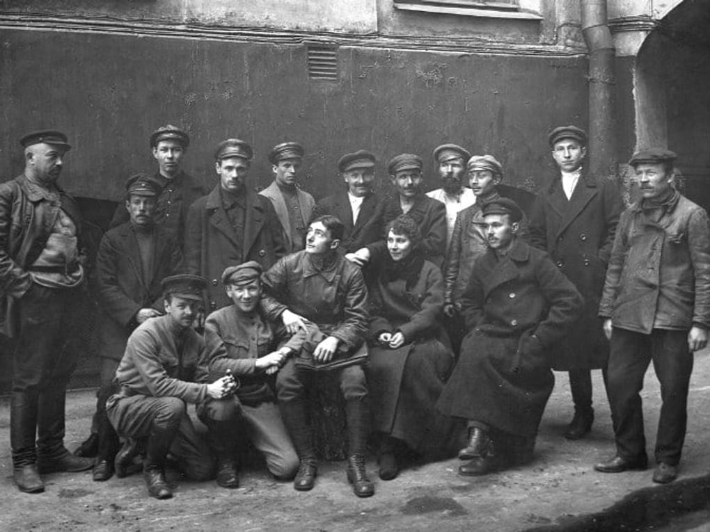 Дзига Вертов (сидит третий слева) с первой женой Ольгой Тоом и работниками агитпоезда. 1920. Фотография: goskatalog.ru