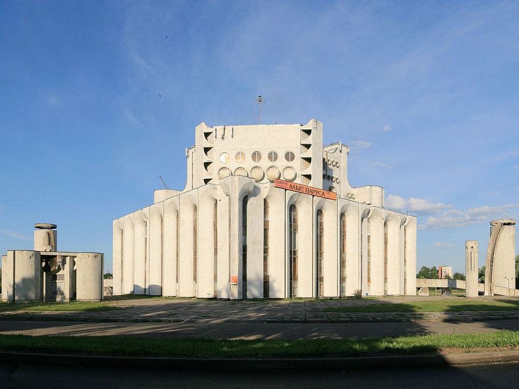 Новгородский академический театр драмы им. Ф.М. Достоевского. Великий Новгород. Архитектор Владимир Сомов. Фотография: Ludvig14 / wikimedia.org / <a href="https://creativecommons.org/licenses/by-sa/4.0/">CC BY-SA 4.0</a>