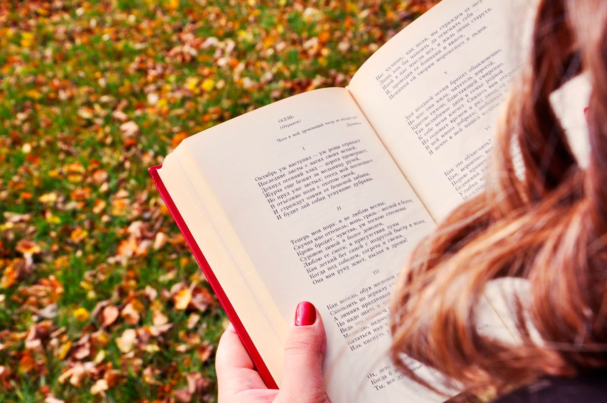 Прочитай красивое стихотворение. Девушка с книгой. Девушка с книгой в руках. Раскрытая книга в руках. Книжка в руках.