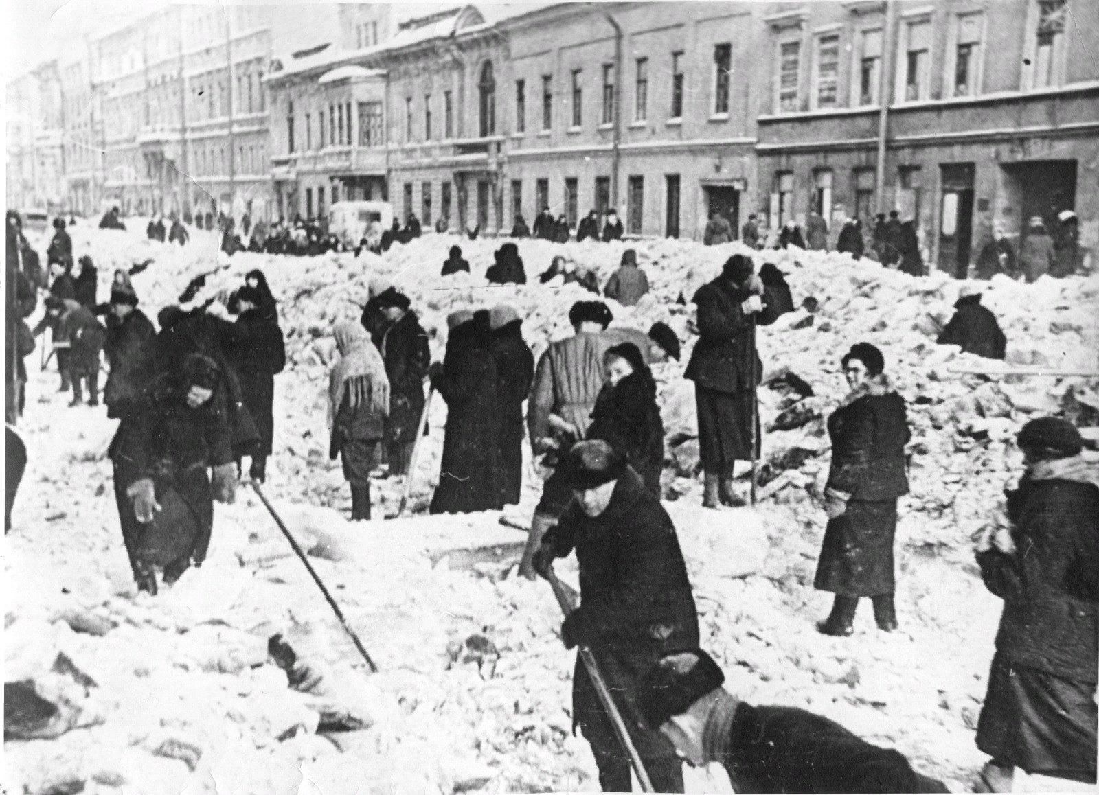 Фото блокадного ленинграда. Блокада Ленинграда 1942 год. Блокада Ленинграда ленинградцы. Блокадный Ленинград фотохроника.