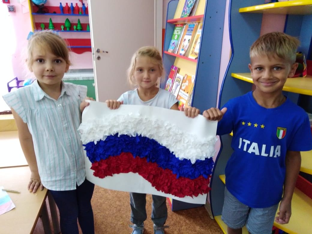 День флага в детском саду старшая отчет. День флага в саду. День флага в детском саду. Аппликация российский флаг.