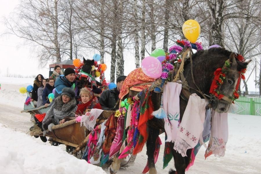 Проводы зимы в волжском. Масленица в селе. Игры на Масленицу. Чучело на санях Масленица. Масленица катание на лошадях.