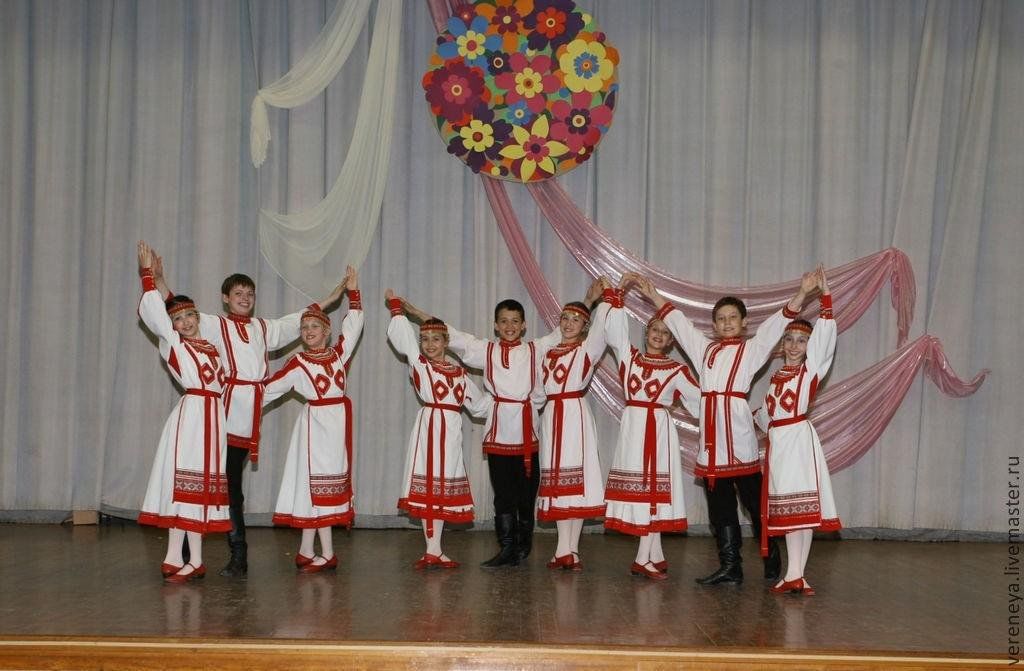 Чувашский википедия. Чувашский народная одежда чуваш. Чувашский народный танец. Чувашский танцевальный костюм. Чувашские фольклорные коллективы.