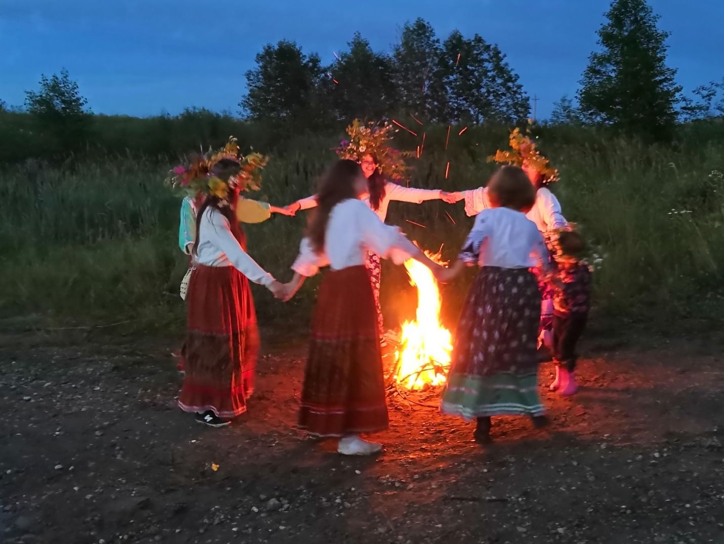 Проведение купалы. Фольклор праздник Ивана Купалы. С праздником Ивана Купала. Купальская ночь картина.