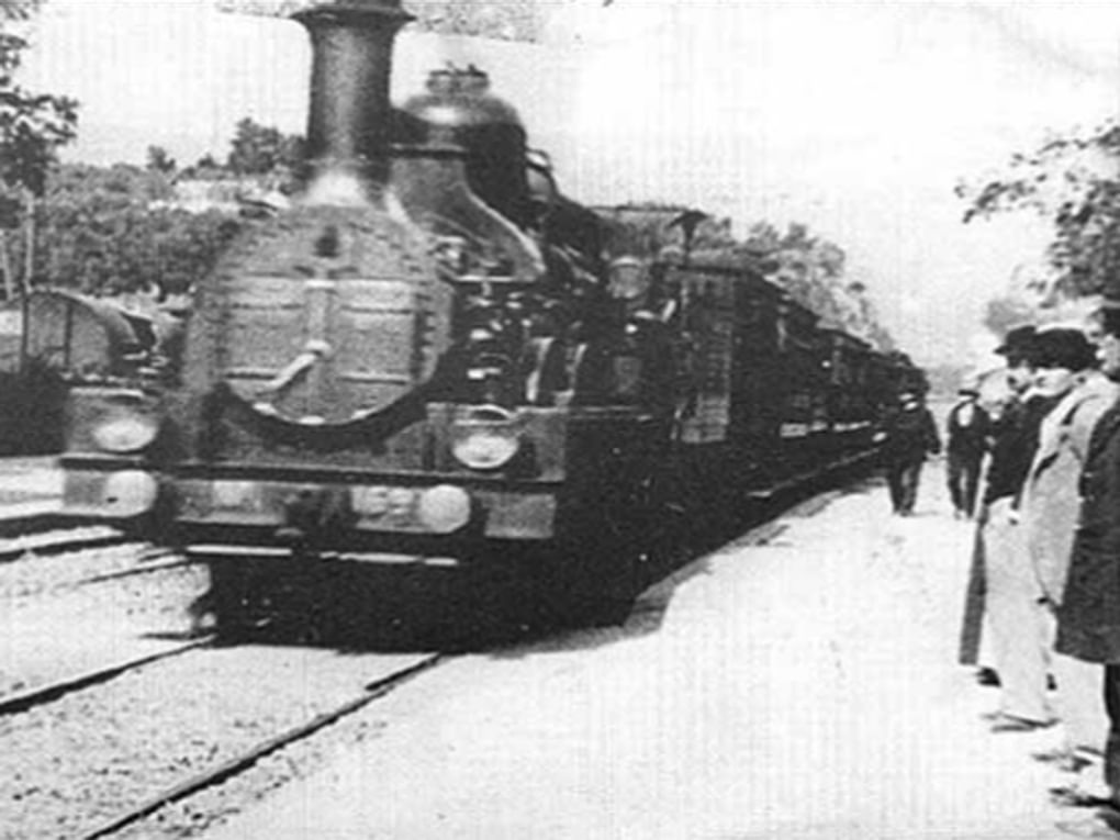 Кадр из художественного фильма Луи и Огюста Люмьеров «Прибытие поезда на вокзал Ла-Сьота» (1895)