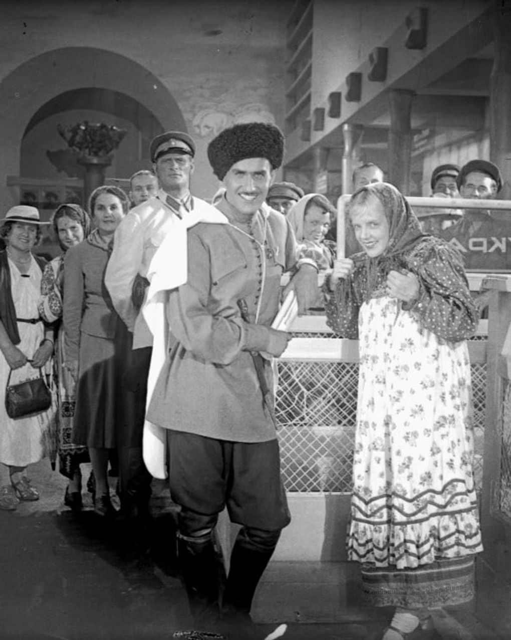 Владимир Зельдин (в центре) в роли Мусаиба Гатуева в художественном фильме Ивана Пырьева «Свинарка и пастух» (1941)