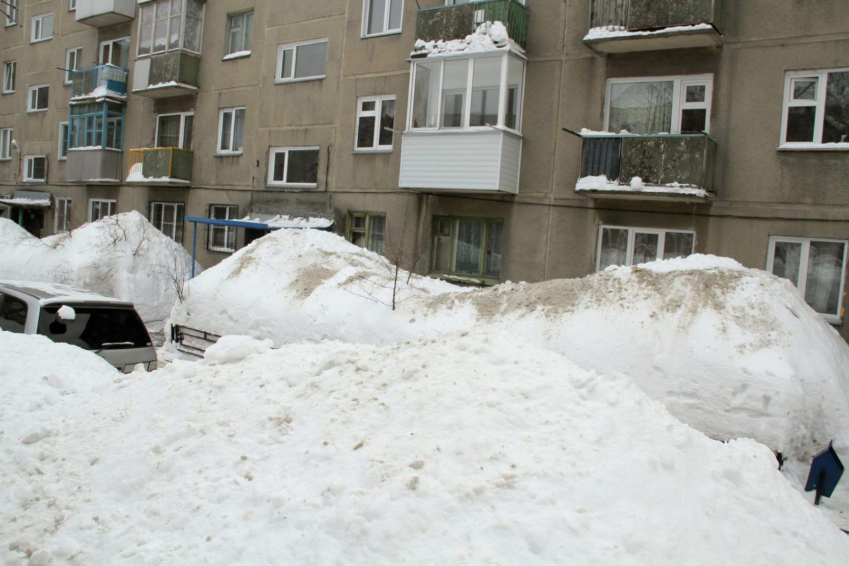 Заваленные снегом дома