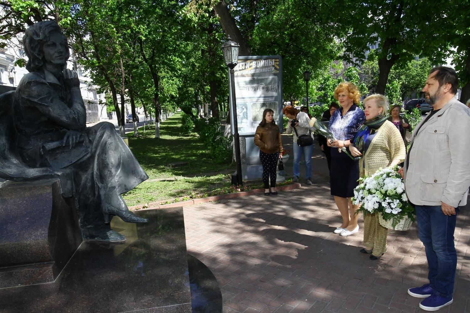 Памятник в м леонтьевой. Аллея звезд Ульяновск. Памятник Валентине Леонтьевой в Ульяновске. Валентина Леонтьева памятник в Ульяновске. Памятник в. м. Леонтьевой Ульяновск.