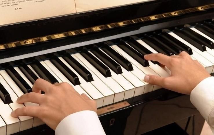 Игры пианино руками. Игра на фортепиано. Руки на клавишах пианино. Игра на рояле. Руки на рояле.