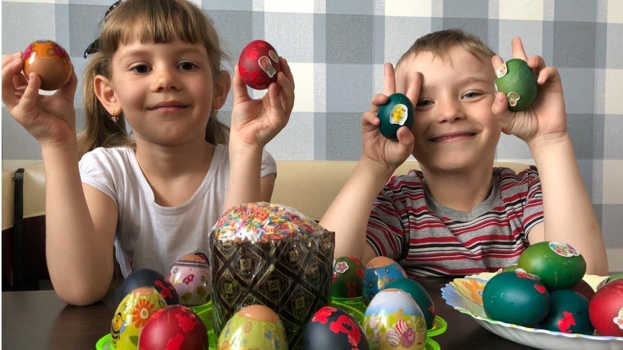 Дети красили яйца