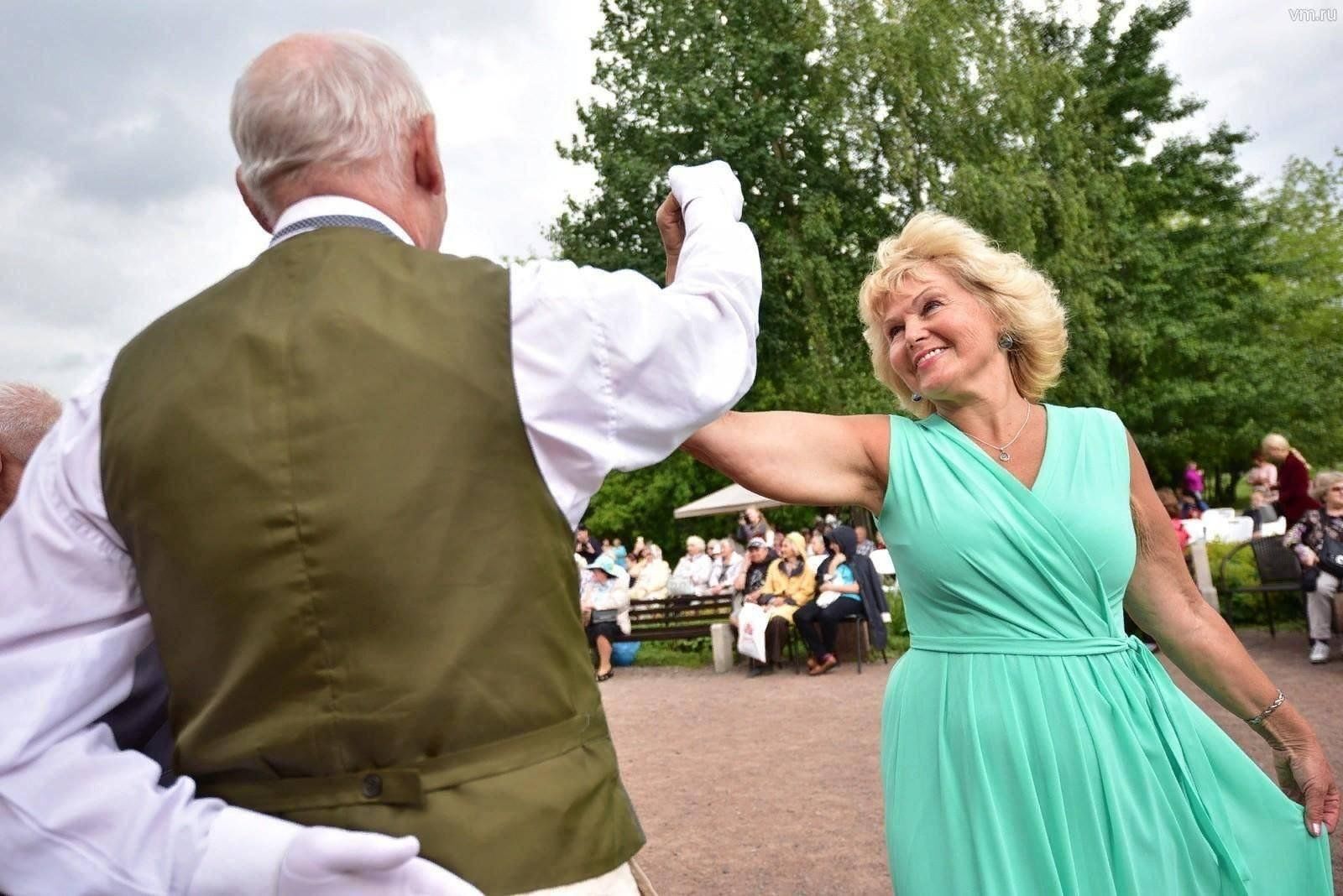 Кастинг старика. Танцы в парке Сокольники для пенсионеров. Московское долголетие танцы в парке. Танцевальный вечер для пожилых. Танцы в парках для пожилых.