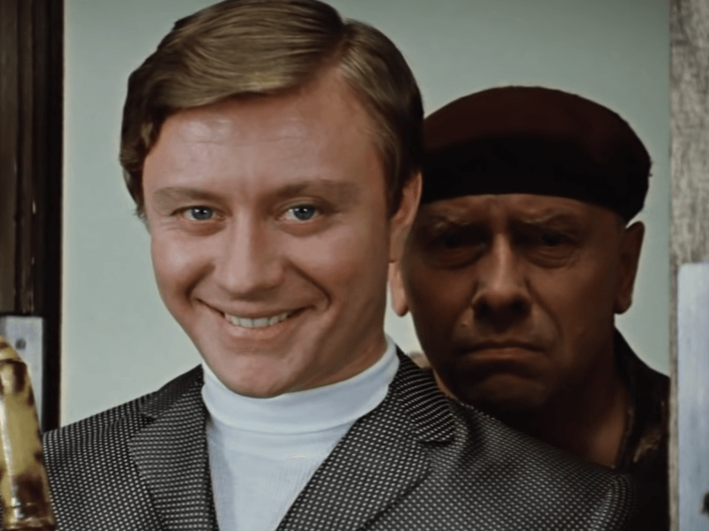Андрей Миронов (слева) в роли Геши Козодоева и Анатолий Папанов в роли помощника Шефа в художественном фильме Леонида Гайдая «Бриллиантовая рука» (1968)