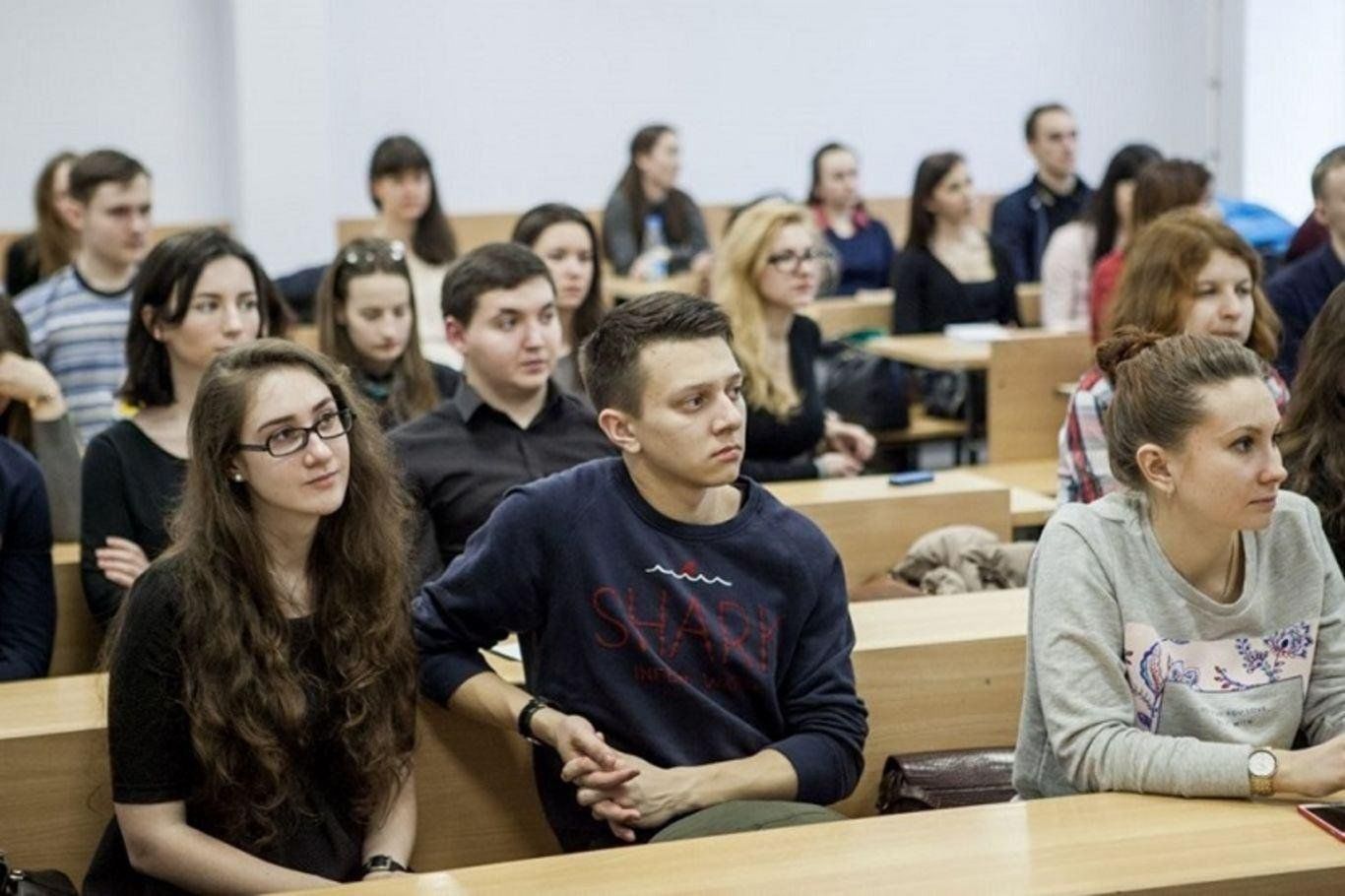 Что значит экзамен в вузе. Студенты в вузе. Экзамен в вузе. Государственный экзамен в вузе. Вечерний образование в вузах.