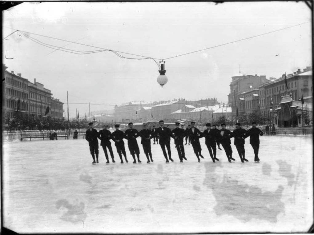 Фигуристы на катке на Фонтанке. 1900 - 1908 годы. Фотография: неизвестный автор