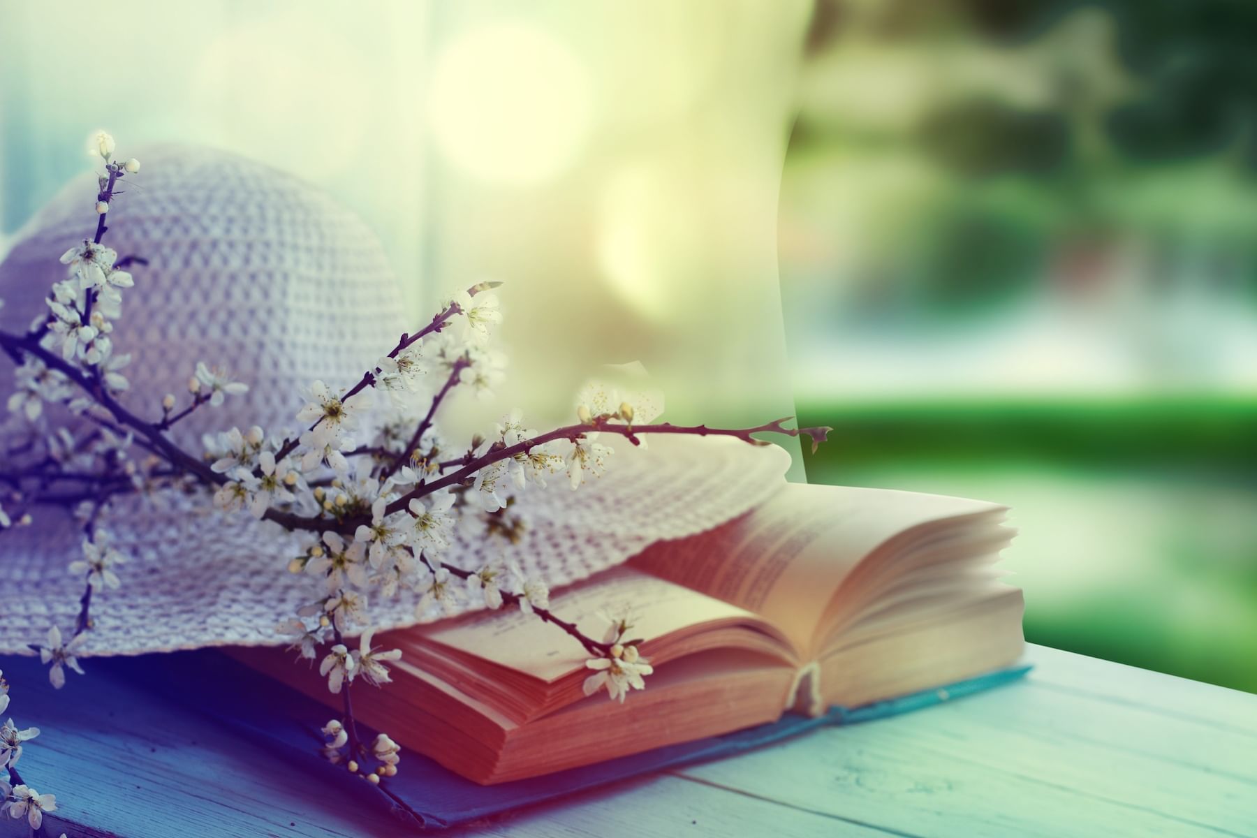 Книги с весенней атмосферой. Весенняя радость. Девушка с книгой. Книги о весне. Книга цветы.