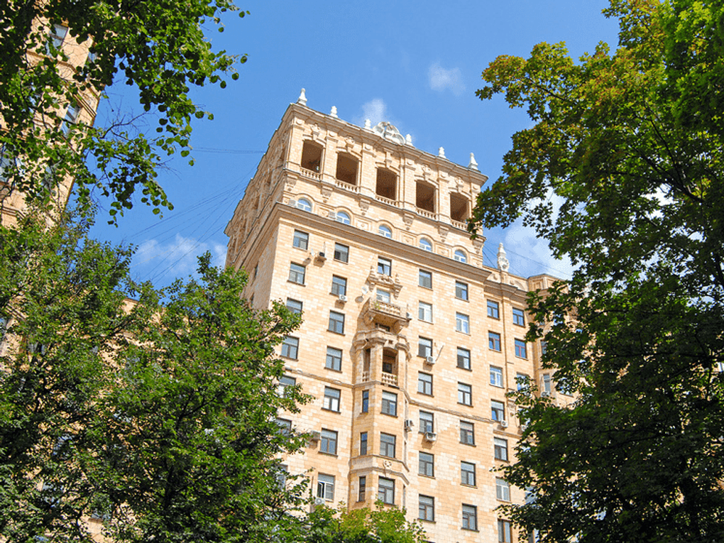 Вид на «Дом преподавателя». Москва. Фотография: Александр Замараев / фотобанк «Лори»