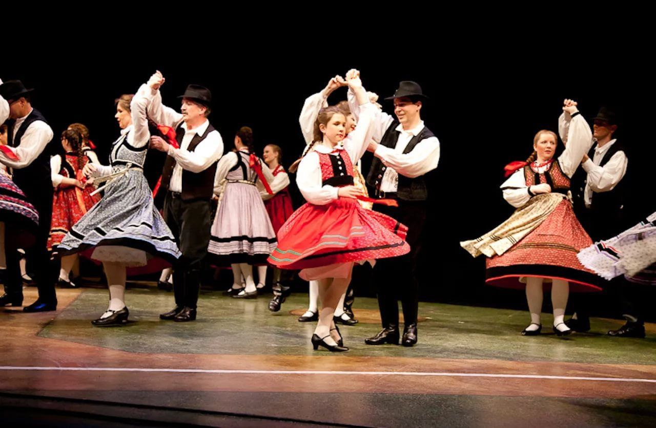 Купить полька. Полька танец. Немецкий национальный танец. Чешский национальный танец. Австрийский народный танец.