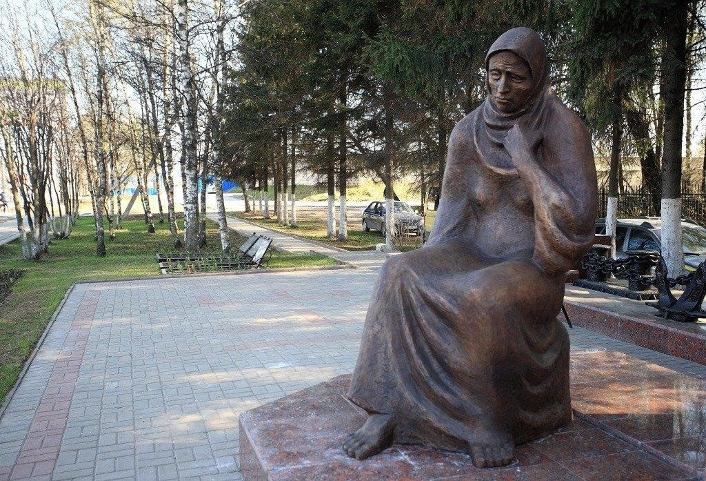 Мемориал в солнечногорске. Скорбящая мать Солнечногорск. Монумент павшим Скорбящая мать Солнечногорск. Скорбящяя мать солнелнечногорск. Памятник Скорбящая мать Солнечногорск.