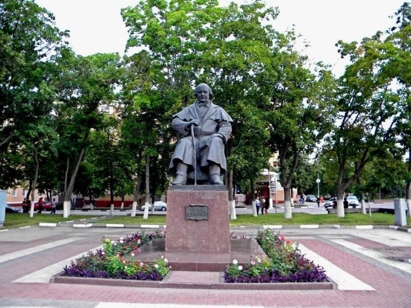 Возле белгорода. Памятник Михаилу Щепкину Белгород. Памятник Щепкину в Белгороде. Памятник м с Щепкину в Белгороде. Памятник Щепкина Белгород.