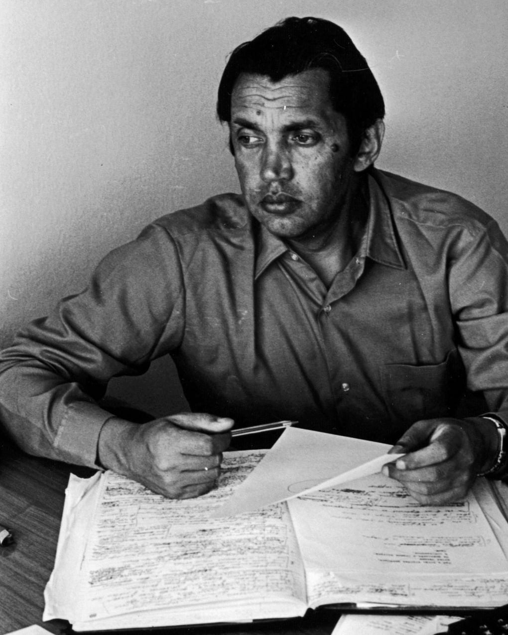 Роберт Рождественский за работой. Москва, 1980-е годы. Фотография: Государственный музей истории литературы, искусства и культуры Алтая, Барнаул