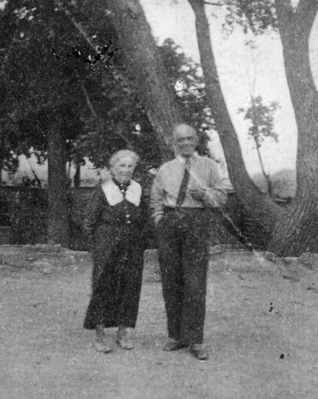 Осип Мандельштам с тещей Верой Хазиной. Воронеж, 1934 год. Фотография: Государственный литературно-мемориальный музей Анны Ахматовой в Фонтанном Доме, Санкт-Петербург