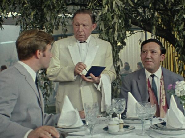 Кадр из художественного фильма Леонида Гайдая «Бриллиантовая рука» (1968)